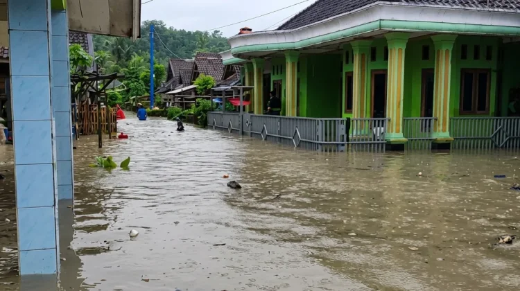 Gorong-Gorong Sempit Picu Banjir di Desa Cikayas