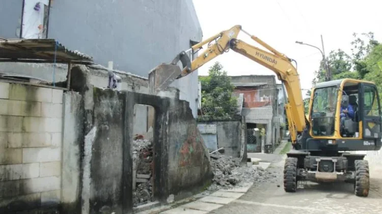 Normalisasi, Puluhan Bangunan di Bantaran Kali Angke Dibongkar