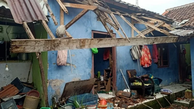 Diterjang Angin Kencang, Rumah Warga di Kelurahan Kabayan Alami Kerusakan