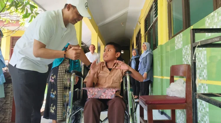 Perjuangan Mahdi Digendong ke Sekolah Berbuah Kursi Roda