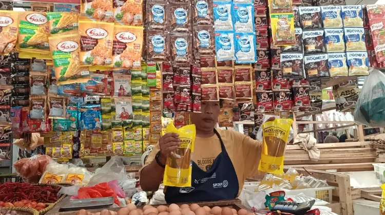 Pedagang Sembako Keluhkan Harga Minyak Goreng Masih Tinggi