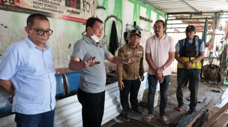Puluhan Bangunan Liar di Sungai Cirarab Ditertibkan