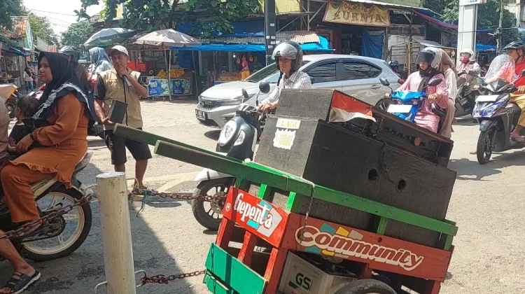 Awing Pengamen Pasar Berjuang Demi Keluarga