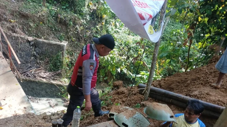 Polri Gotong Royong Bangun Jembatan Desa Sangiang Tanjung