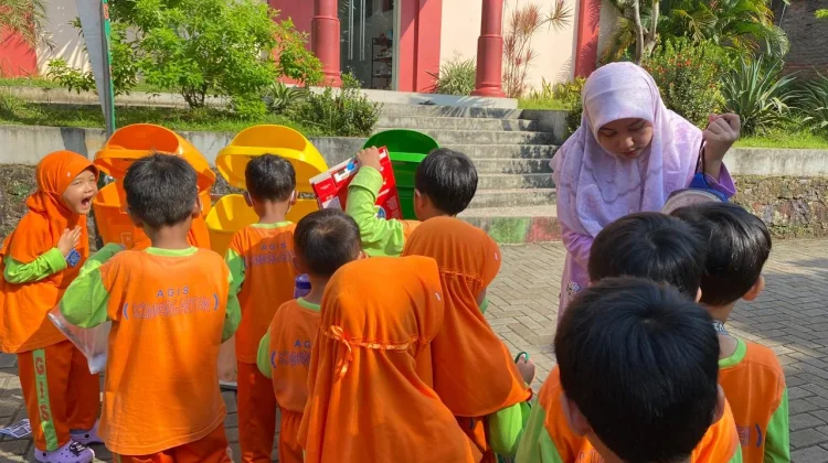 Wali Murid Dukung Program Bank Sampah AGIS Kindergarten
