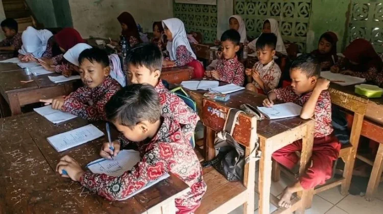 Dua Tahun Bertahan, Siswa SDN 02 Karyabuana Belajar di Musala
