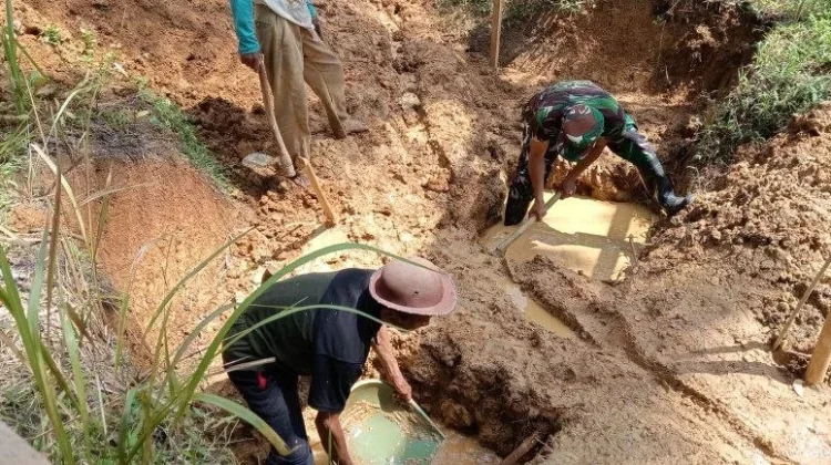 TNI dan Warga Gotong Royong Bangun Jembatan