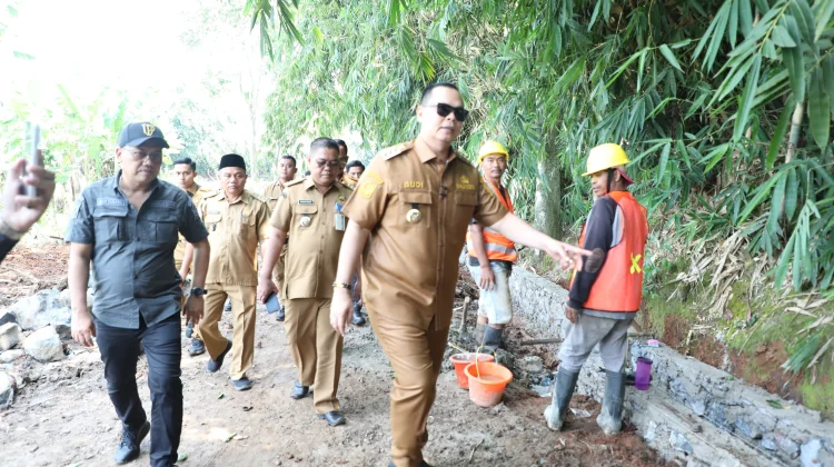 Betonisasi 800 Meter di Perbatasan Kota dan Kabupaten Serang Dikebut