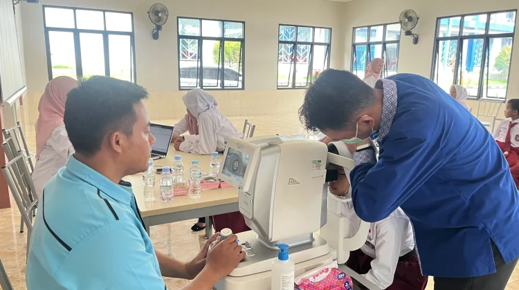 Dukung Pembelajaran, SRT 37 Serang Fasilitasi Pemeriksaan Mata Siswa