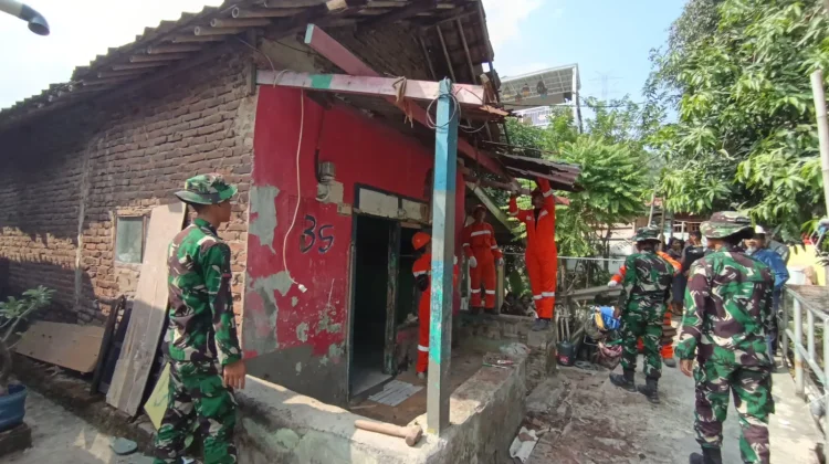 Belasan Tentara Kodim Serbu Rumah Sandi yang Tak Layak Huni