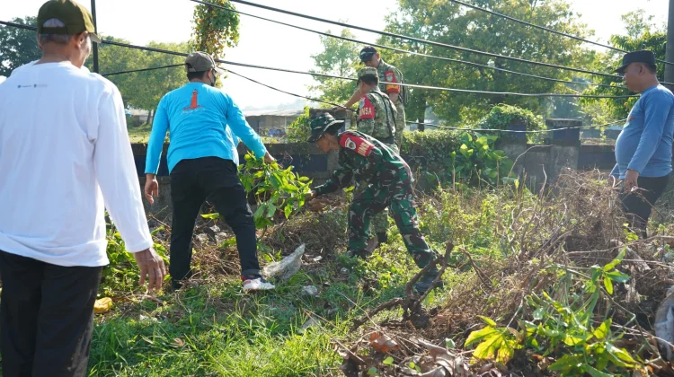 Ratusan Tentara Kodim Cilegon Bersihkan Sampah di Anyer-Carita