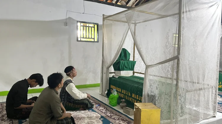 Banten Girang, Titik Temu Ziarah dan Sejarah