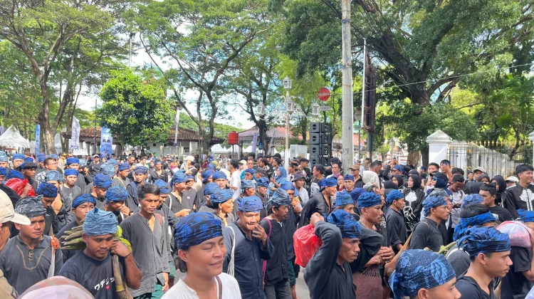Thousands of Baduy People Walks Barefoot for 80 Kilometers in Seba Baduy Tradition