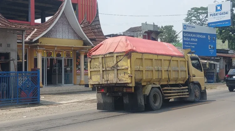 Truk Tambang Masih Langgar Perbup Beroperasional Siang Hari