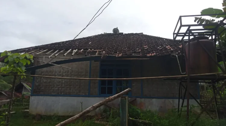 Relawan Renovasi Musala yang Rusak Parah di Sindangresmi