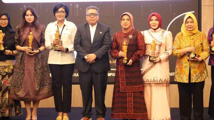 Dorong Perempuan Berdaya Bersama, Tinawati Raih Kartini Awards