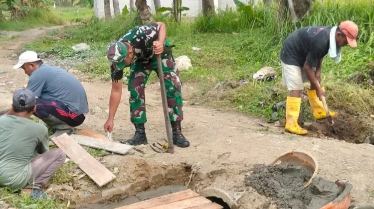 TNI Perbaiki Jembatan Penghubung Dua Kampung di Bojonegara