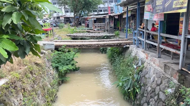 Bau Menyengat Sungai Pakupatan Picu Kerugian Ekonomi dan Ganggu Pertanian