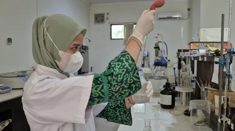Amonia Diduga Jadi Penyebab Bau Menyengat di Aliran Sungai Pakupatan