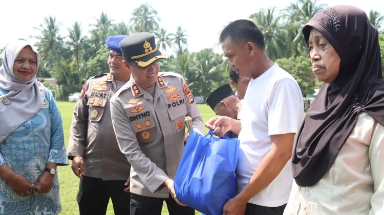 Polri Salurkan Bantuan Sosial untuk Warga Pagelaran