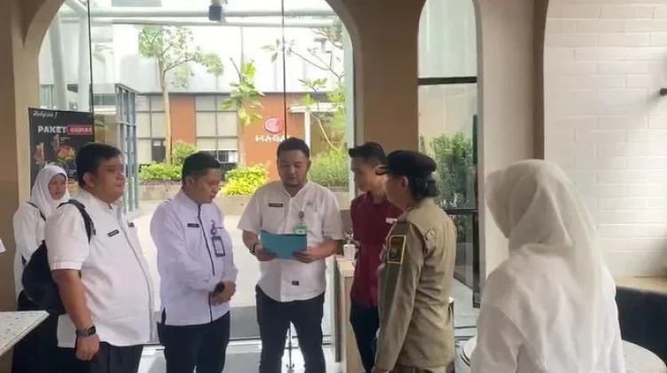 Sejumlah Restoran di Kelapa Dua Dipasangi Stiker