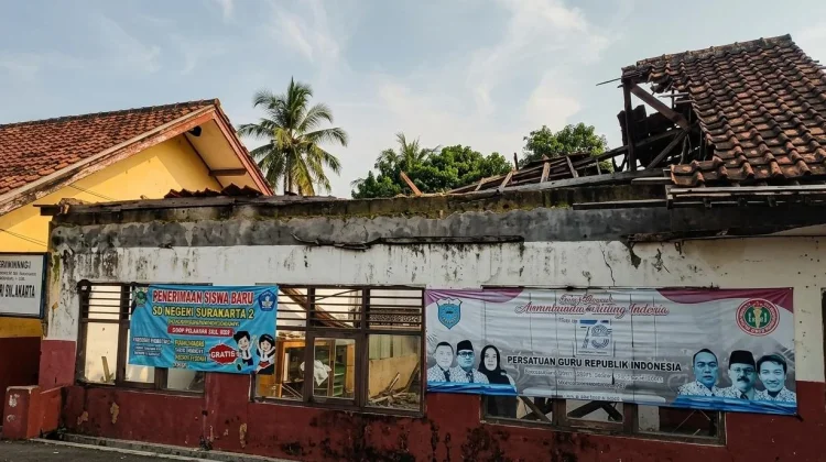 Gedung Perpustakaan Ambruk dan Enam Rombel Rusak di SDN Surakarta 2