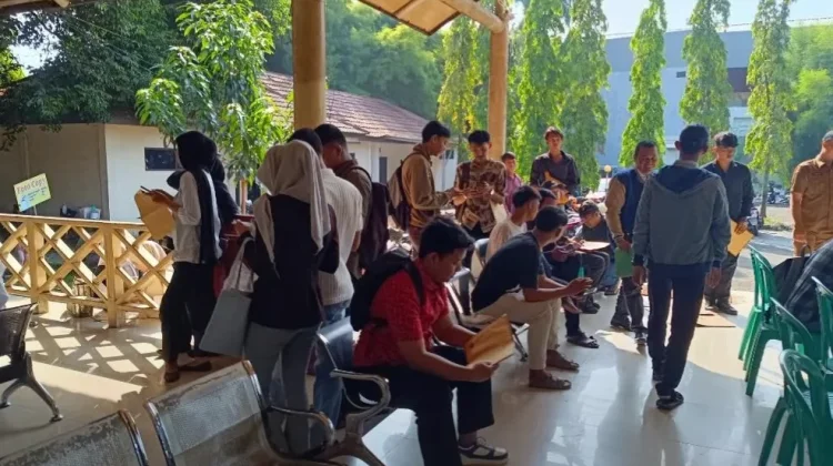 Ribuan Pelamar Padati Kantor Disnakertrans Kota Serang