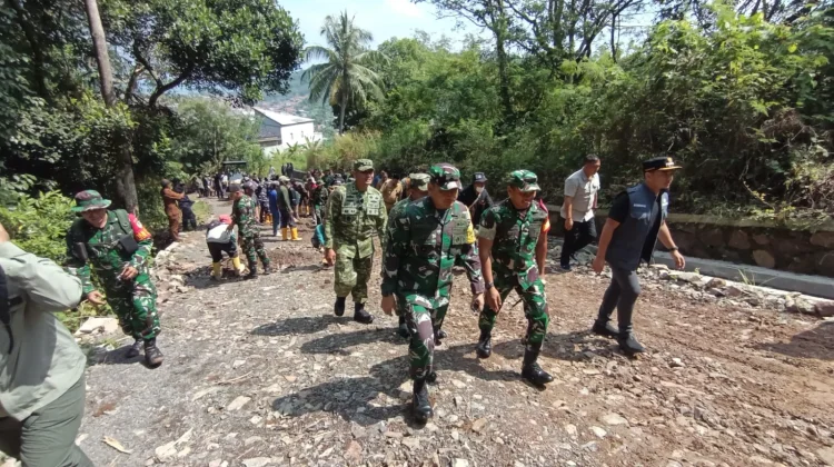 Kepala Wasev TMMD Ke-128 Tinjau Pembangunan Jalan di Pedalaman Cilegon