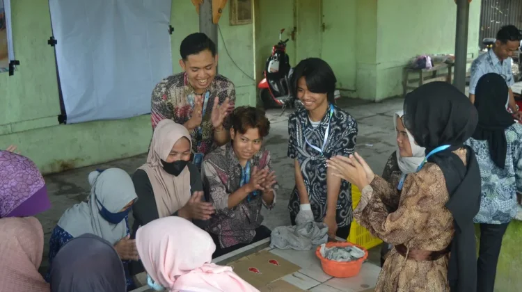 Limbah Kerang di Karangantu Disulap Jadi Briket Ekonomis