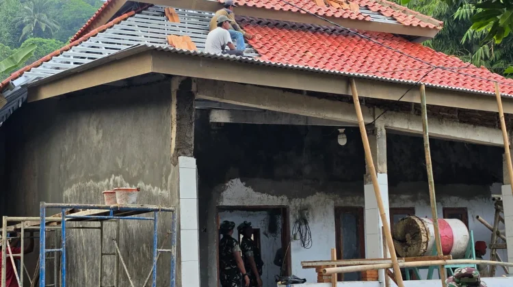 TNI Rehab Musala Warga Gunakan Genteng Produksi Cilegon