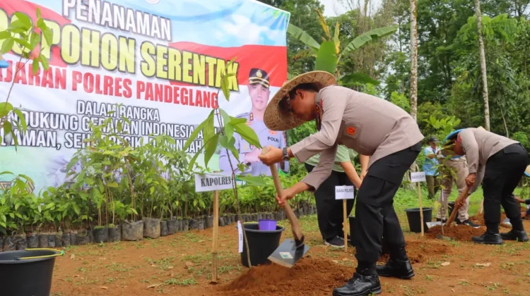 Polres Pandeglang Tanam 4.000 Pohon di Gunung Pulosari
