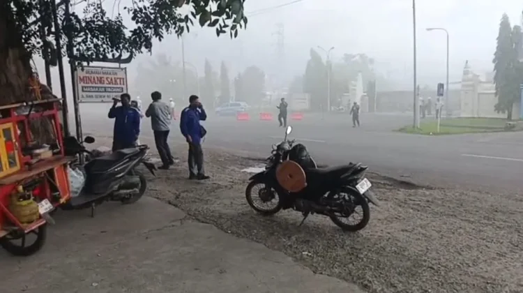 Kepulan Asap Diduga dari PT MCCI Buat Warga Panik