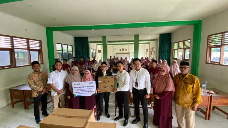 BRI Salurkan Bantuan Alat Marching Band ke SMA Al-Khairiyah 1 Cilegon