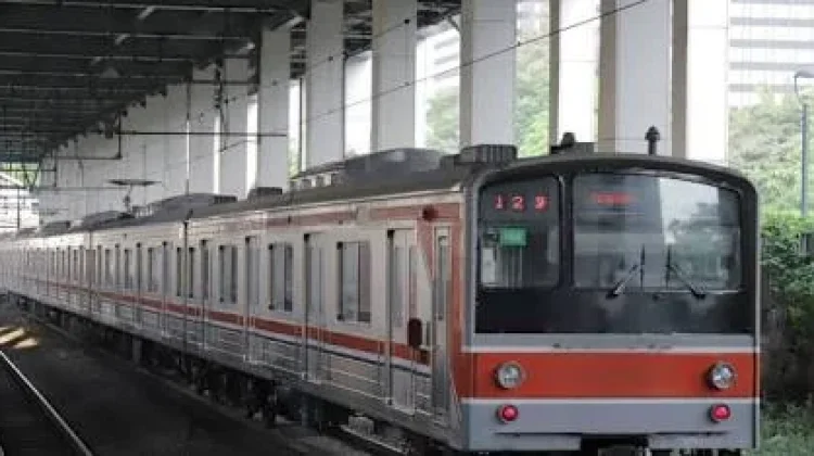 PT KAI Sayangkan Pelemparan Batu ke Kaca Commuter Line oleh OTK
