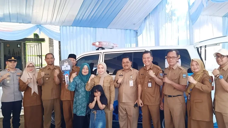 Zakiyah Serahkan Ambulans Desa untuk Layanan Kesehatan Warga