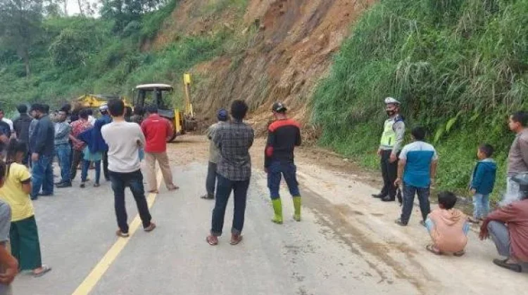 Sejumlah Akses Jalan di Lebak Terputus Usai Dilanda Longsor