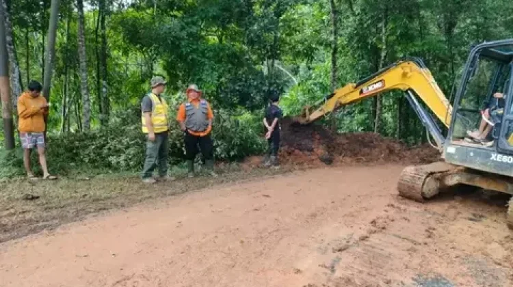 Akses Jalan  Lebak Selatan Masih Masih Tertutup Longsor