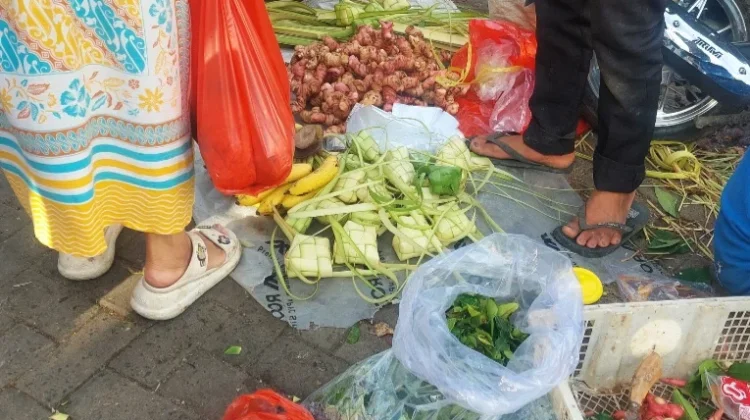 Iduladha, Sarang Ketupat di Pasar Lebak Ramai Peminat