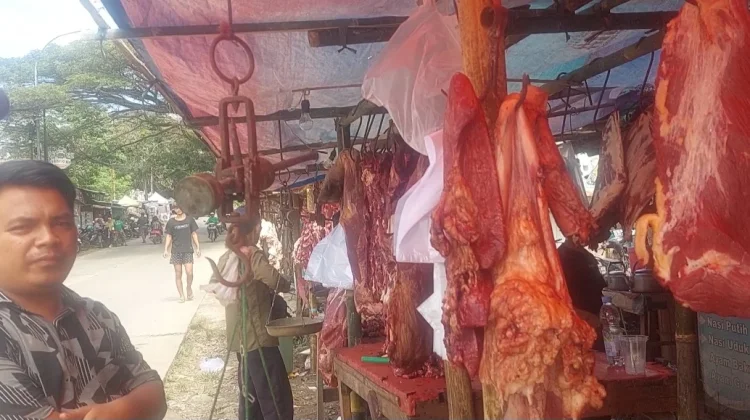 Terik Iduladha Mengiringi Harapan Pedagang Daging di Rangkasbitung