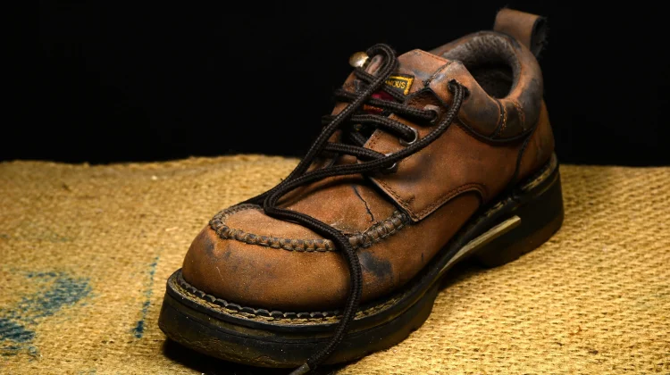 Cara Mudah Mengatasi Bau Tidak Sedap pada Sepatu