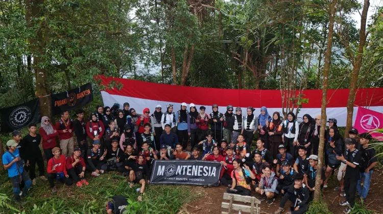 Komunitas Pendaki Banten Bentangkan Merah Putih di Puncak Gunung Prakasak