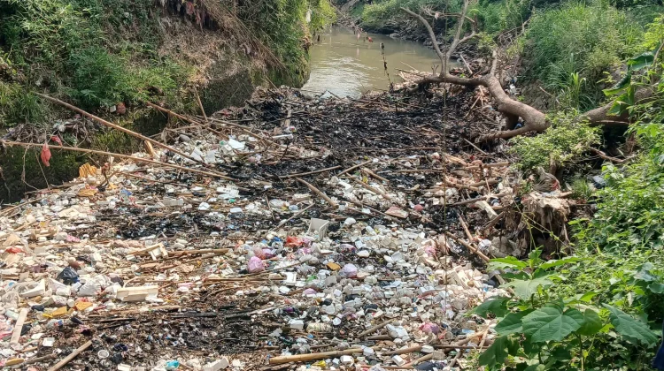 Tumpukan Sampah Tutupi Aliran Sungai Cibanten
