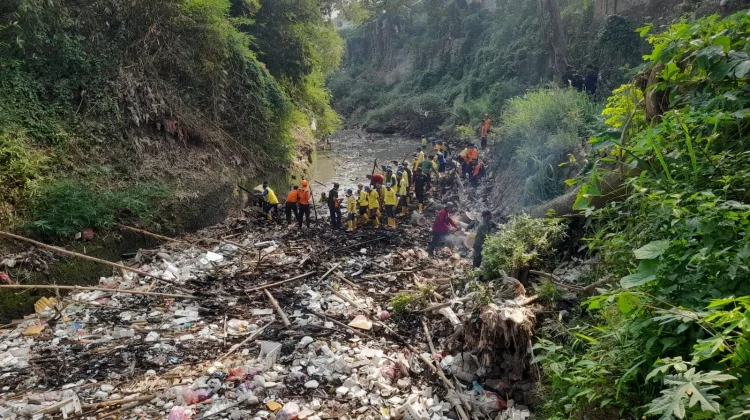 Tim Gabungan Evakuasi 9 Ton Sampah dari Sungai Cibanten