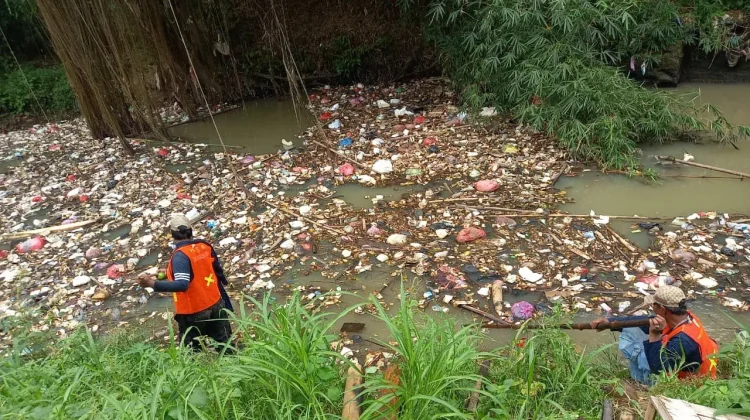 Penanganan Tumpukan Sampah di Sungai Cibanten Akan Dilanjutkan