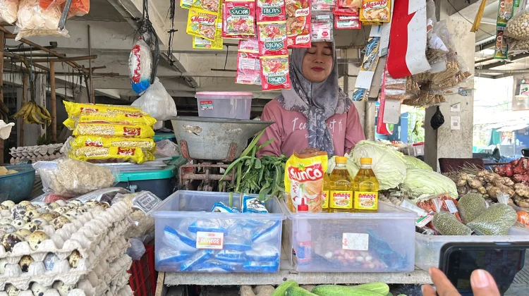 Pedagang Pasar Lama Kota Serang Kurangi Pembelian MinyaKita