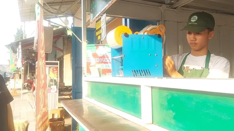 Musim Panas Dongkrak Omset Pedagang Es Teh