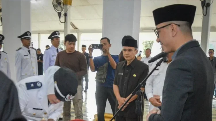 Bupati Hasbi Lantik Delapan Kepala Desa Hasil PAW