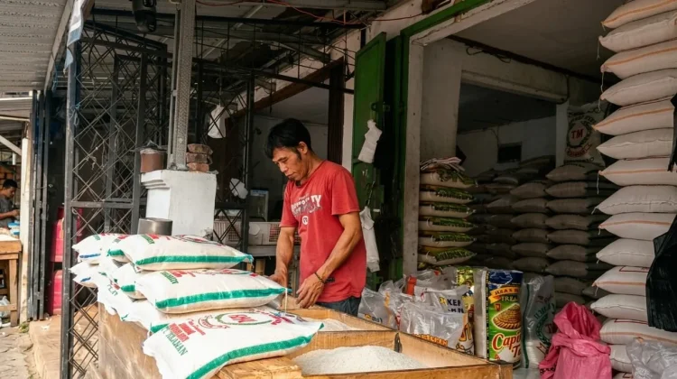 Pedagang Pasar Badak Resah atas Kenaikan BBM