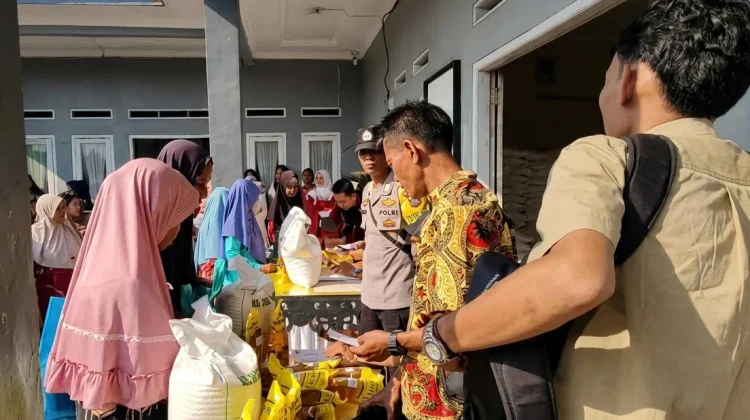 Warga Pandeglang Sumringah Sambut Bantuan Pangan Beras Bulog
