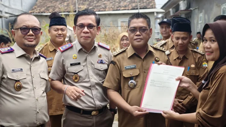 BPN Kota Serang Serahkan Sertipikat PTSL Door to Door di Kalodran